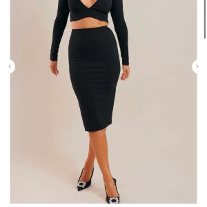 Kjol - Medellång kjol från Chiquelle. Aldrig använd med lappen kvar, strl S