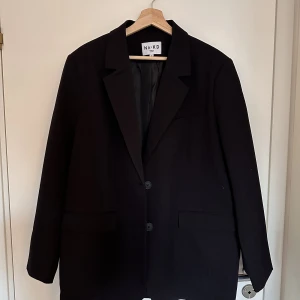 NA-KD Kavaj - Svart oversize kavaj från NA-KD. Aldrig använd. Väldigt snyggt fall. Har tyvärr inte fått användning för den.