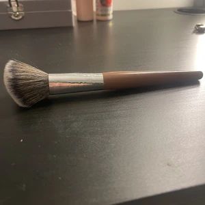 Caia borste  - Texten har suddats ut så jag vet inte vilken modell det är men det är deras sne skurna borste, använd några gånger men har mest bara stått bland mina andra borstar 