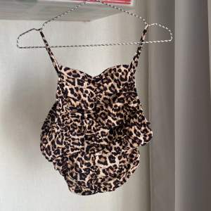 Leopard linne från H&M i storlek M. Aldrig använd, endast tvättat och testad! Nypris 149kr.