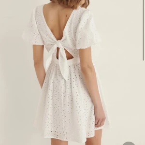 Vit studentklänning/sommarklänning - En aldrig använd studentklänning från NA-KD