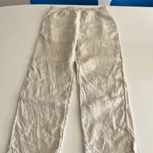 Linnebyxor  - Tja! Säljer dessa linnebyxorna dem är helt nya aldrig använda. Skicket är toppklass alltså 10/10. Hör av dig till mig vid minsta lilla fråga mvh Viktor☀️😊