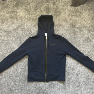 Axel Arigato Hoodie  - Hej, Jag säljer nu min arigato hoodie pågrund av att jag inte har behov av den. Den är hyfsat fint skick, 8/10. Kan gå ner i pris vid snabb afär. Tveka inte att höra av dig.😊