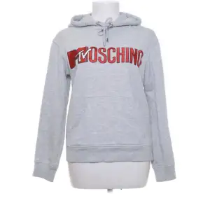 säljer min hm x moschino hoodie då den inte kommer till använding !! nypris 400kr, buda från 150!