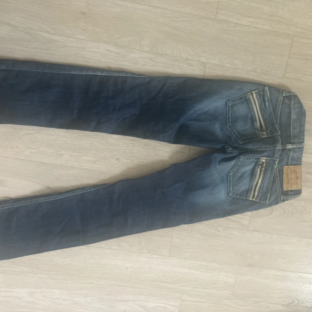 Ett par vintage lågmidjade jeans ifrån ett okänt märke med straight leg. Midja: 35 cm och längden passar någon mellan 165-170. Jeans & Byxor.