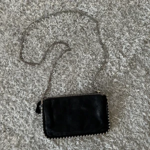 axelväska - Säljer en jättesöt axelväska med kedja från ZARA med avtagbart axelband✨100kr + frakt!