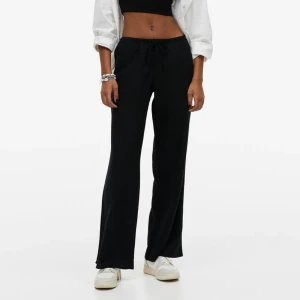 Lågmidjade linnebyxor - Säljer dom populära lågmidjade linnebyxorna från hm då dom är för korta på mig❣️ funkar att köpa genom ”köp nu” 