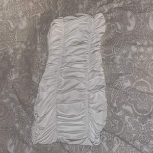 En vit kort klänning 