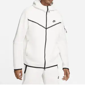 Säljer min vita Nike tech fleece, köpt i somras o använd väldigt få gånger så i ny skick. Skriv för egna bilder❤️