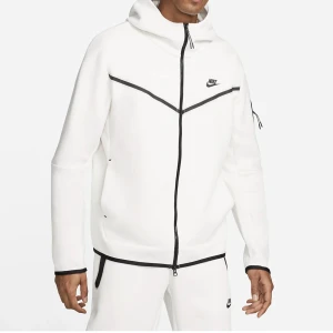 Nike tech fleece  - Säljer min vita Nike tech fleece, köpt i somras o använd väldigt få gånger så i ny skick. Skriv för egna bilder❤️