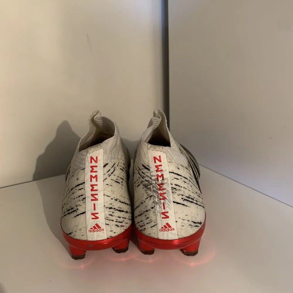 Adidas Nemeziz 18+ i storlek 40 2/3 EU. De är i väldigt bra skick. Använda ett fåtal gånger. Du kommer med prisförslag. Kontakta oss här, via mejl eller Instagram om ni är intresserade. Mvh Rshoessweden. Skor.