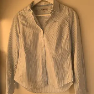 Blå och vit randig Jean Paul skjorta
