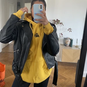 Oversize hoodie - Gul godis med svart tryck.