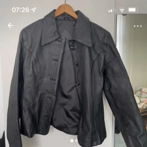 Vintage läderjacka - Äktq läder 3 knappar saknas annars mycket bra vintage skick