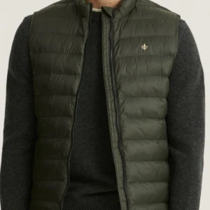 Väst - Använd 2 gånger Så skicket är som nytt