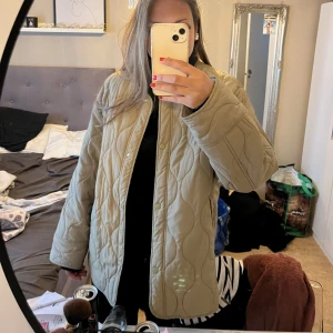 Grön Quiltad Jacka - intresse koll på min gröna vårjacka då den inte kommer till någon användning alls. Helt slutsåld och svår att få tag på. Storlek Xs❤️
