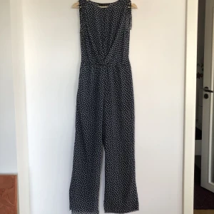 Byxdress från zara s - Marinblå byxdress från zara i storlek s. Gott skick!