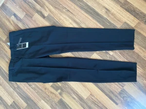 Helt ny kostym - Jag köte fel storlek, ditekt från jack and jones, storlek kavaj 52 och byxor 50 de är som medium typ