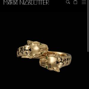 Kollar om någon skulle vilja byta min leopard ring från maria Nilsdotter till en annan guld ring från maria. Nypriset är 4295kr, hör gärna av dig!❤️❤️
