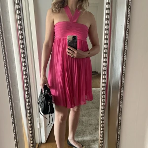 Cocktailklänning - Klänning, mycket fint skick. Tyvärr så kommer den inte längre till användning för mig och hoppas att den får en ny ägare.  Kommer ifrån ett rök och djurfritt hem!  Se mina övriga aktioner! ❤️