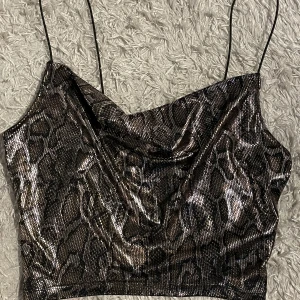 Topp - Topp från H&M, köptes för ganska längesen men använd typ en gång. Såljer eftersom den inte kommer till användning. Som ny inga tecken på användning 💕💕 