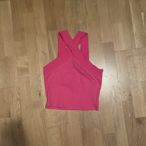 Topp - Super fin oanvänd rosa topp med korsade armar i storlek S🌺 