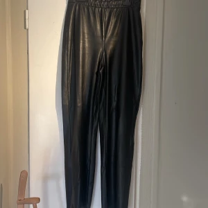 skinnbyxor - Jätte fina skinnbyxor från Nelly, älskar dessa men har inte kommit till användning på senaste🖤bra skick!