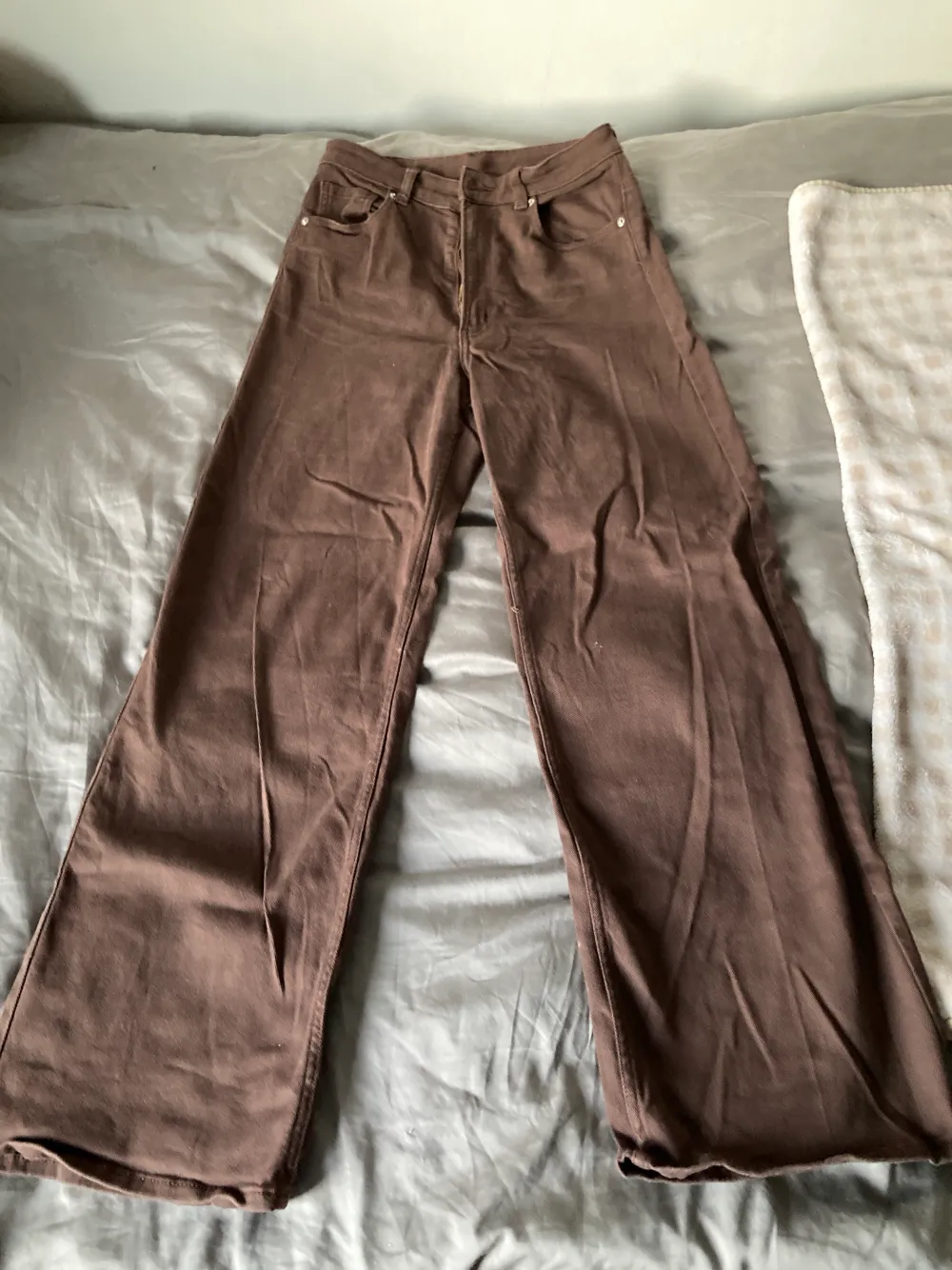 Säljer dessa fina bruna jeans eftersom de inte kommer till användning. De är i bra skick och redo för sin nya ägare! Alla mina kläder tvättas innan frakt❤️. Jeans & Byxor.