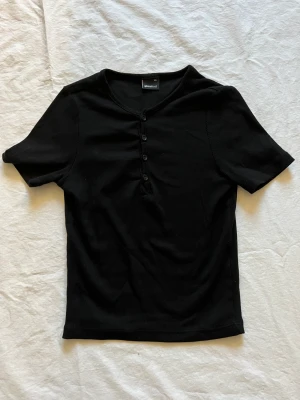 Topp från Gina Tricot  - Säljer denna tröjan från Gina Tricot. Den är lite kort som ni kan se på andra bilden. Pris kan diskuteras💗💗