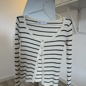 Randig Kofta  - I super skick! Kommer tyvärr inte till använding💖