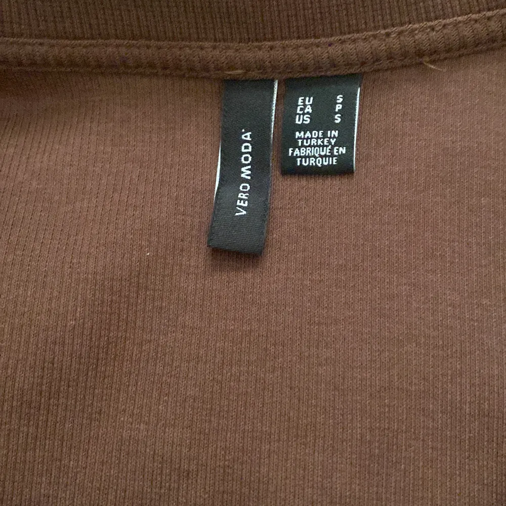 en lång armad brun med krage köpt på vero moda size S. Neuletakit & Villapaidat.