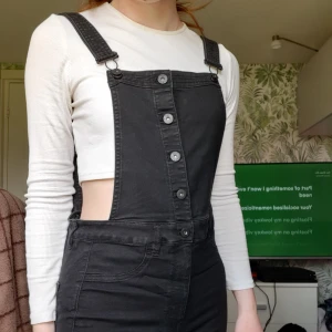 Hängselbyxor  - Svarta skinny hänslebyxor. Aldrig använda så fint skick. Skicka för fler bilder och mer info💕
