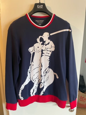 Polo Ralph Lauren sweatshirt tröja marinblå M fintröja - Skick: 10/10  Storlek: M Ord.pris: 2000kr Säljs för att jag tömmer garderoben och behöver inte dessa!