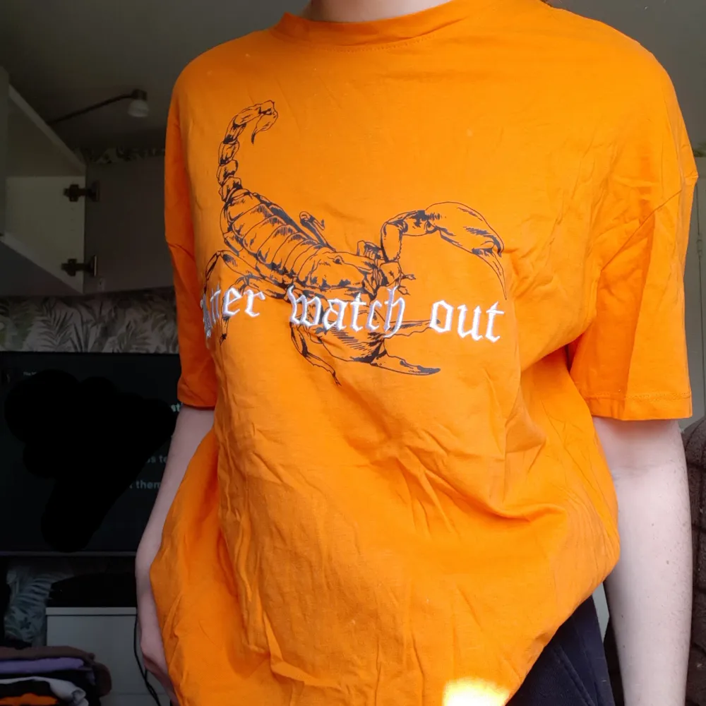 Orange oversized t-shirt med ett skorpion-tryck. Använd ensadt en gång och den används inte längre🧡. T-shirts.