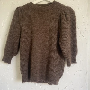 Stickad tshirt  - En brun stickad tshirt från only!!💖