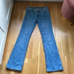 Snygga low flare jeans😍 - Knappt använda jeans från Monki.  Storlek : 25.  Ny pris : 500kr.