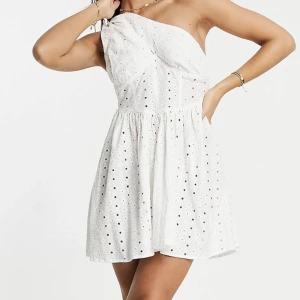 Gullig vit spets klänning - En jätte fin vit one shoulder broderi klänning från ASOS, aldrig använd och har lappen kvar! 