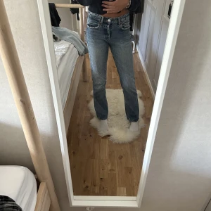 Jeans - Superfina jeans från zara i storlek 36, passar som s/xs🤍🤍Knappt använda så inga defekter, nypris typ 399