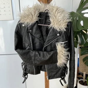 Skinnjacka - H&m jacka i äkta läder och fuskpäls🥀 Knappt använd, bara legat🥲
