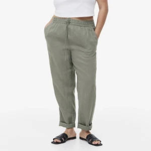 Gröna Linnebyxor - Ett par jättefina 100% linne linnebyxor från H&M, använd 1 gång så ny skick, köpte för 400 och slutsålda på hemsidan, jättesköna till sommaren