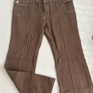 Vintage Bruna byxor - låg midja - Ett par vintage byxor i bra skick, tjockare tyg och tillkommer i låg midja.