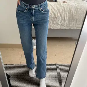 Perfekta straight jeansen från Gina utan några defekter är som nya då de är i princip oanvända. Stl 32, passar mig 160 cm🤍
