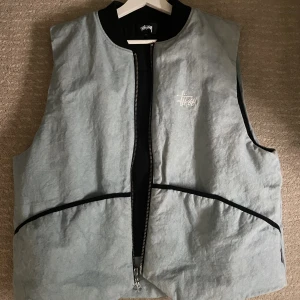 Stüssy Väst - Säljer nu min Stussy / Stüssy väst. Storlek XL, men passar även L. Hör av dig för mer info!