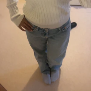 Arrow Low Jeans Weekday - Säljer jätte fina jeans som jag inte använder så ofta! Storlek 26 men de har blivit större under tiden så skulle säga att de passar 27-28 också. Färgen är Summer Blue 