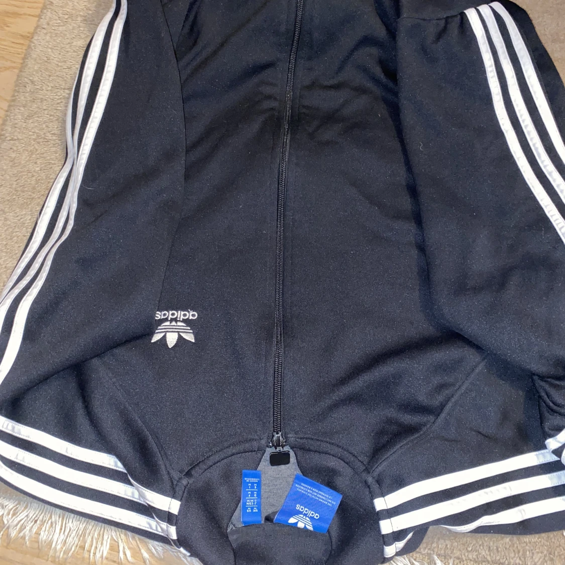 Adidasbyxor och skorta  - 91