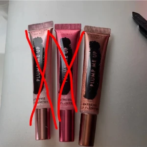 Lipplumper från Victoria’s Secret  - 3 jätte fina färger av Victoria’s Secret lipplumper läppglans. Har haft ett sånt tidigare, kan säga att dem bränner på bra och ger en fyllig look. LJUSROSA OCH MÖRKROSA SÅLDA! 