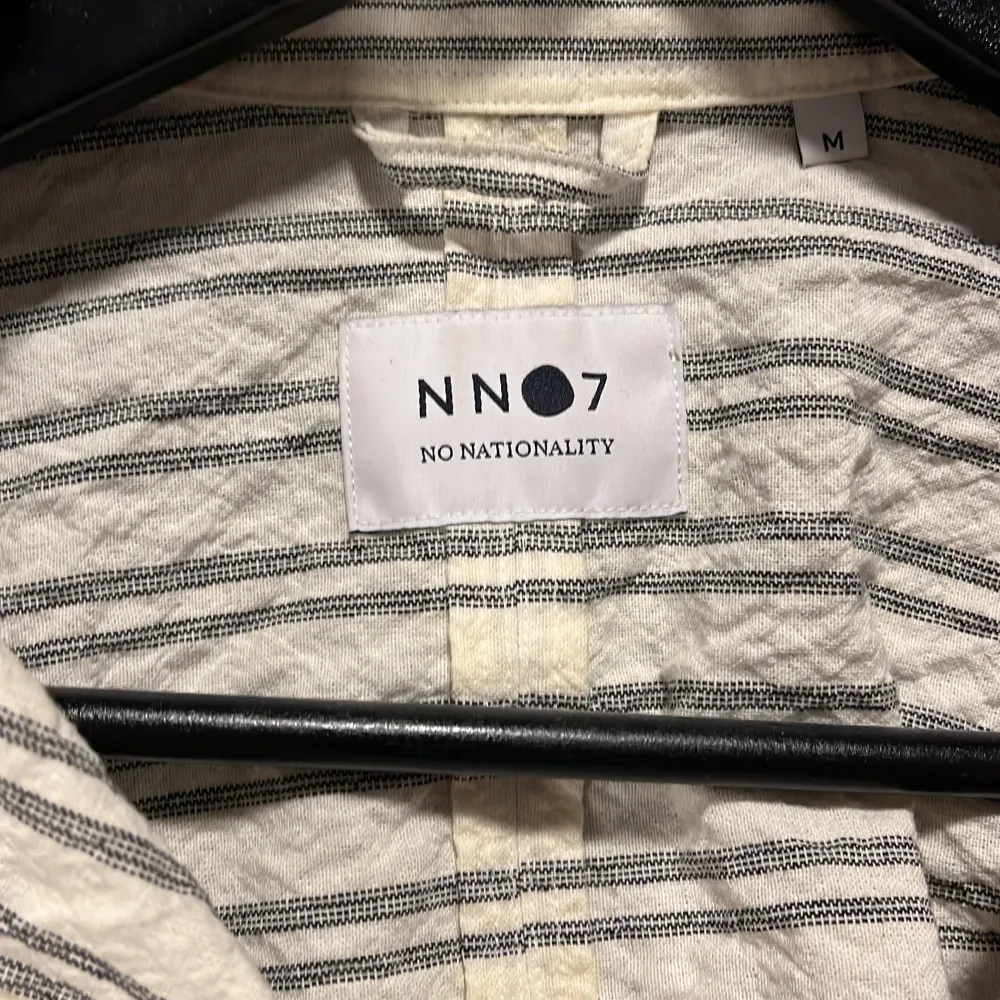 Linneskjorta, säljer pga att jag inte längre använder, använd Max 3 gånger. Skick 10/10 som ny nypris ligger på 1500kr. Skjortor.