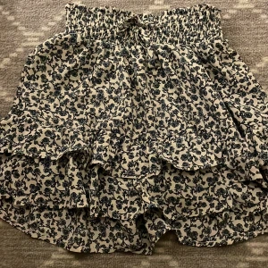 Kjol  - En blommig kjol med flera lager! 