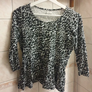 Jättefin tröja med volang - Använd bara någon enstaka gång. Jättefin i storlek s🌸