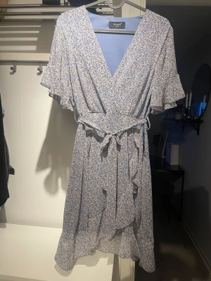 Klänning  - Blommig Klänning ifrån sisters point använd 2 ggr 